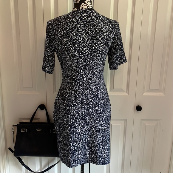 Banana Republic short sleeved faux wrap dress in blue navy black gray and white - Picture 5 of 15